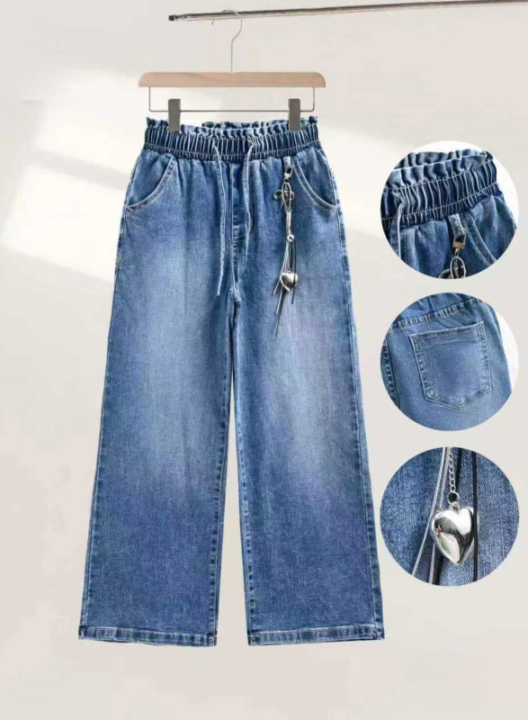 Široké modré rifle s príveskom