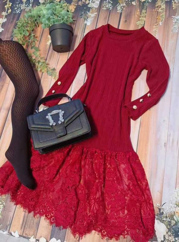 Svetríkové šaty s čipkou 2