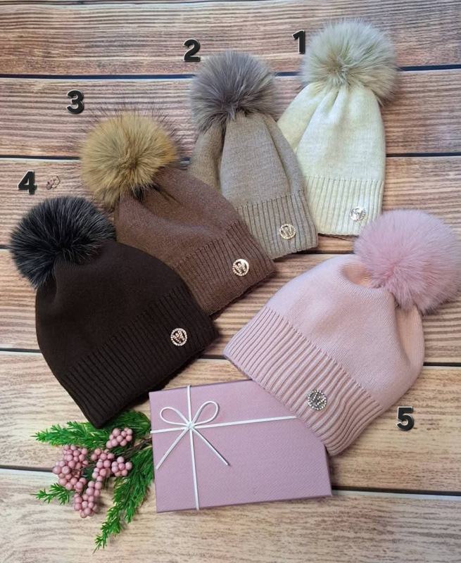 Čiapka s kožušinkovým brmbolcom