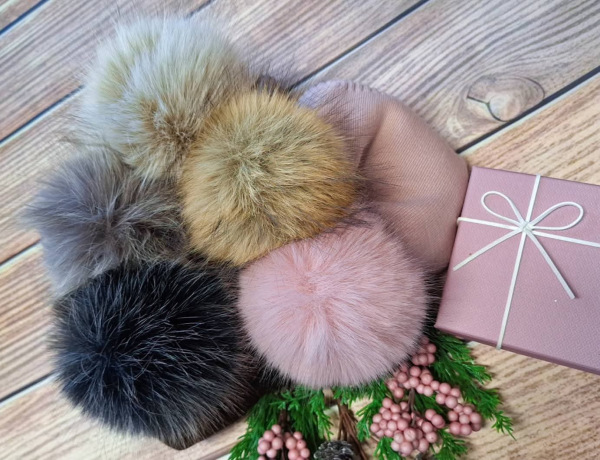 Čiapka s kožušinkovým brmbolcom 2