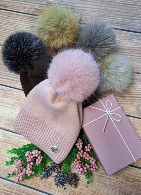 Čiapka s kožušinkovým brmbolcom 1