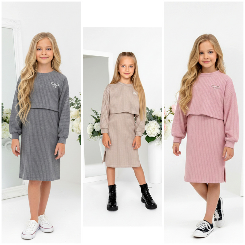 Rebrované šaty s mikinou a brošňa