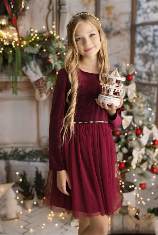 Bordové šaty s tylovou sukňou