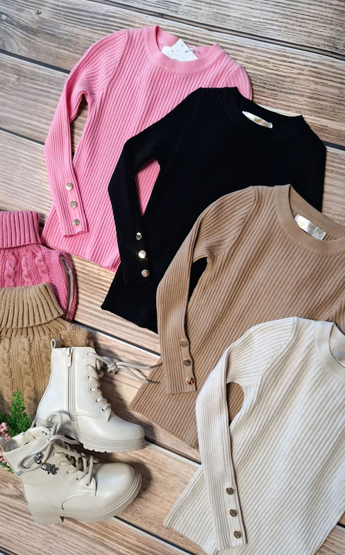 Svetrík s gombíkmi na rukávoch 1